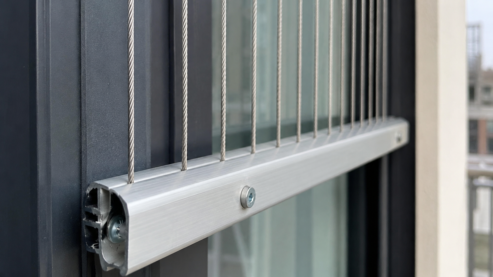 2 - Cận cảnh cấu tạo cáp inox, thanh nhôm và bulong cố định.