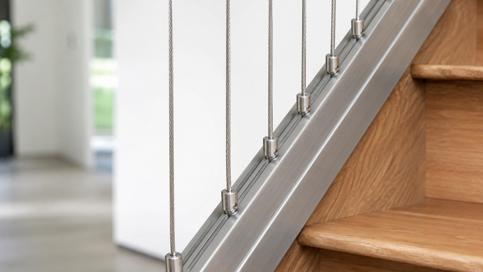 2 - Cận cảnh sợi cáp inox bọc nhựa và thanh nhôm định hình.