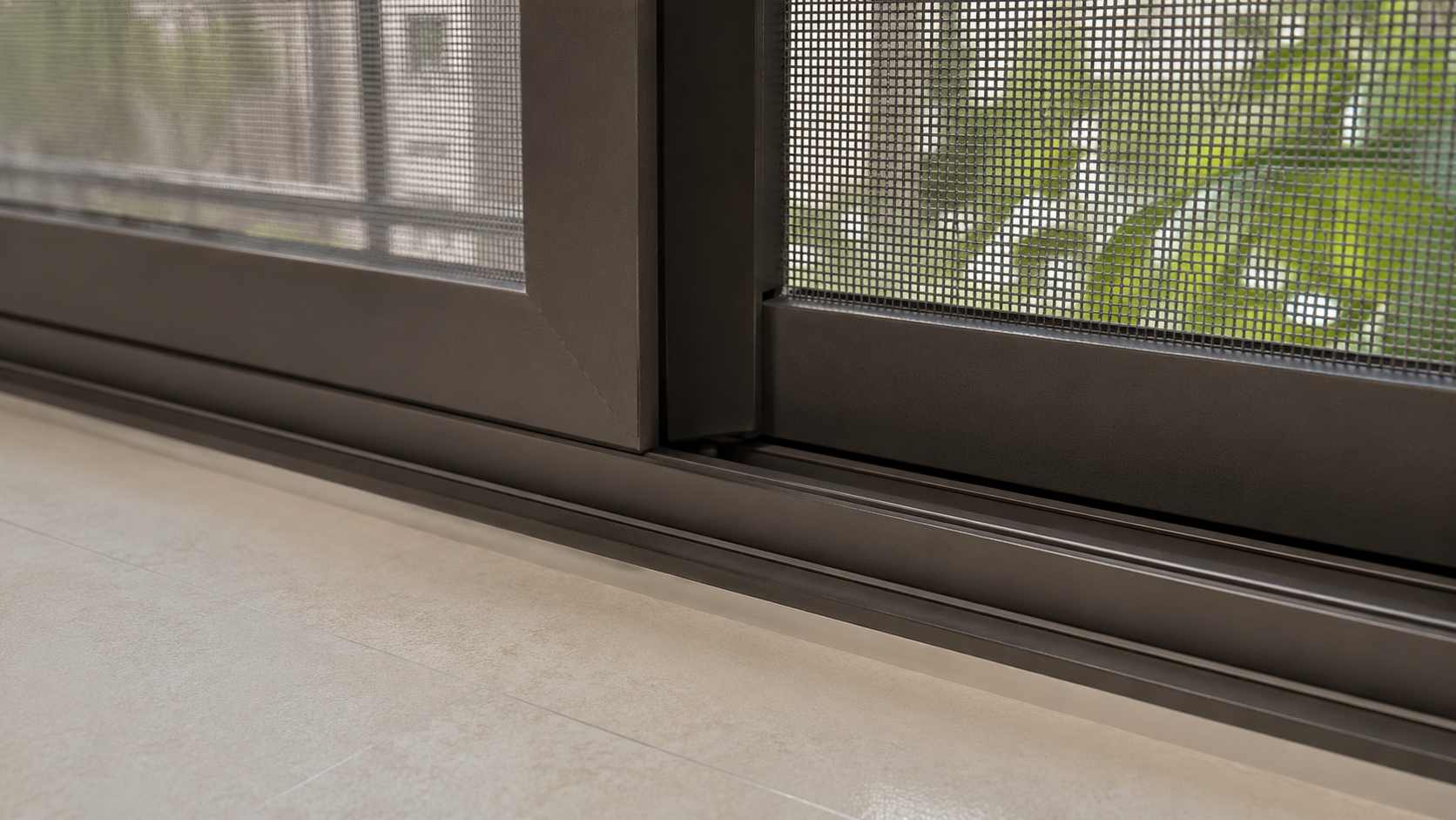 3 - Ảnh cận cảnh ray lùa và cạnh dưới của hai cánh cửa