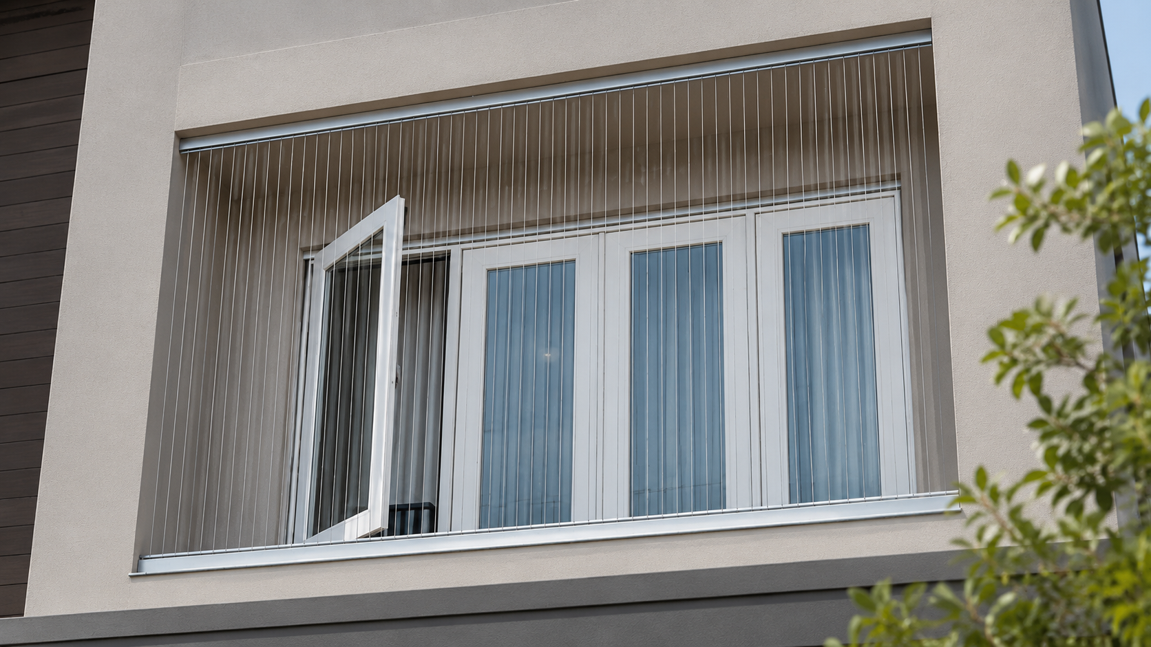 6 - Ban công có cây cảnh dây leo nhẹ kết hợp lưới an toàn, không gian thoáng.