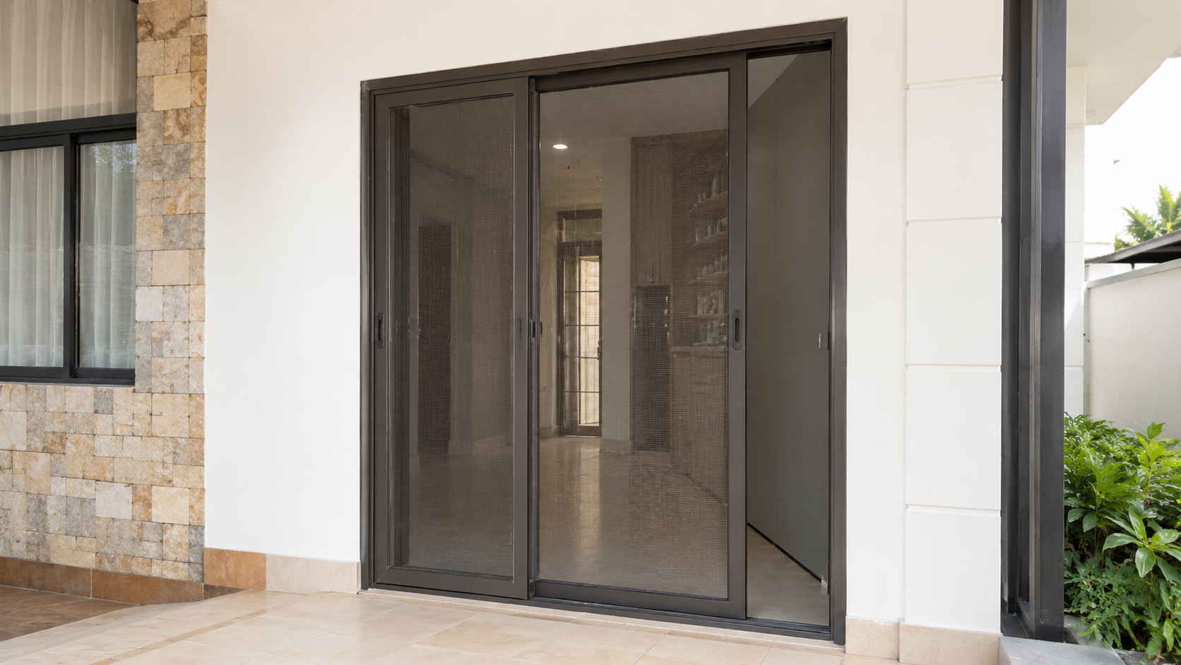 8 - Ảnh cửa lưới lùa 2 cánh trong bối cảnh cửa đi phụ nhà phố