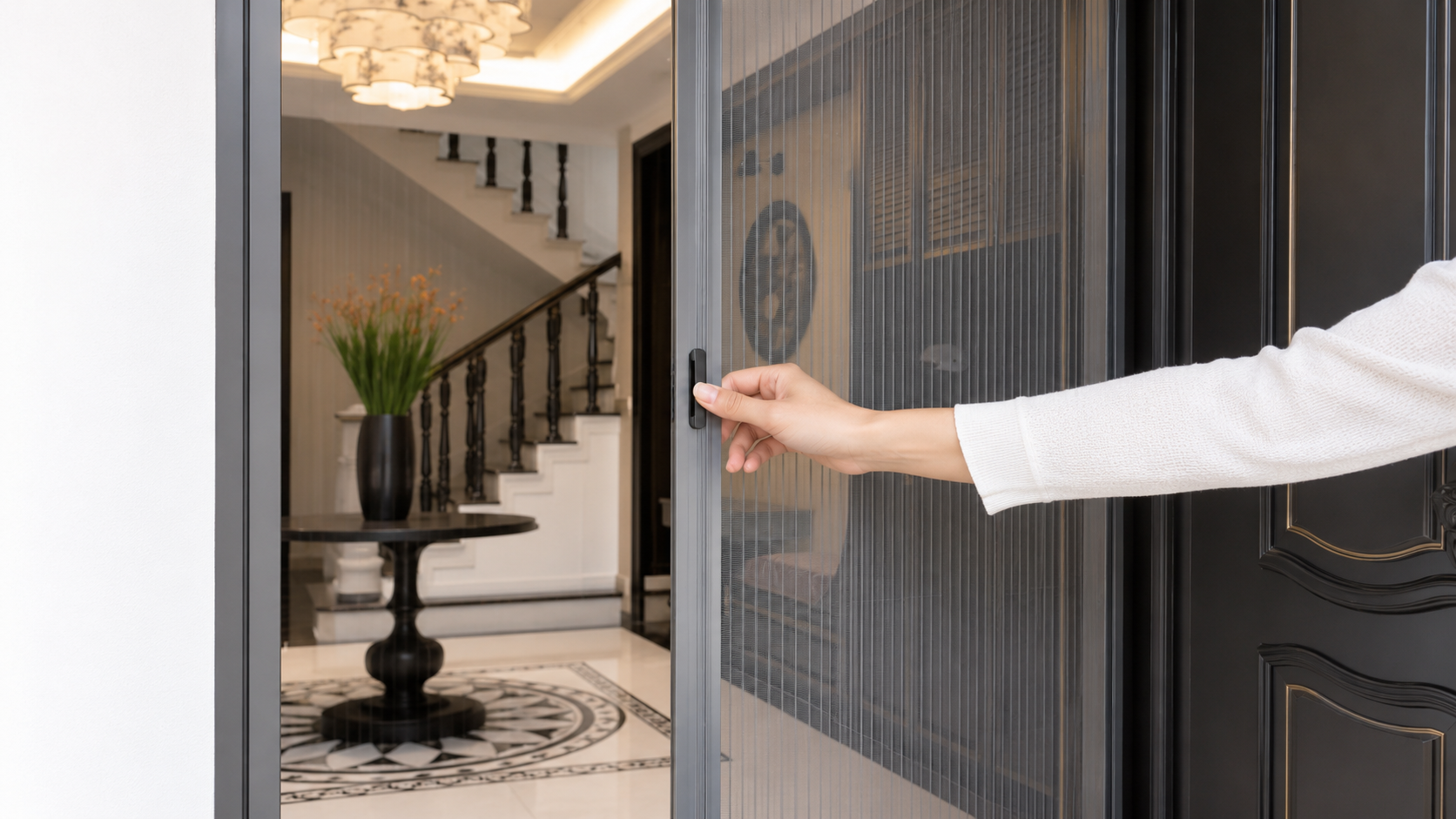Ảnh 4 Cửa lưới dạng xếp đang được kéo mở một phần