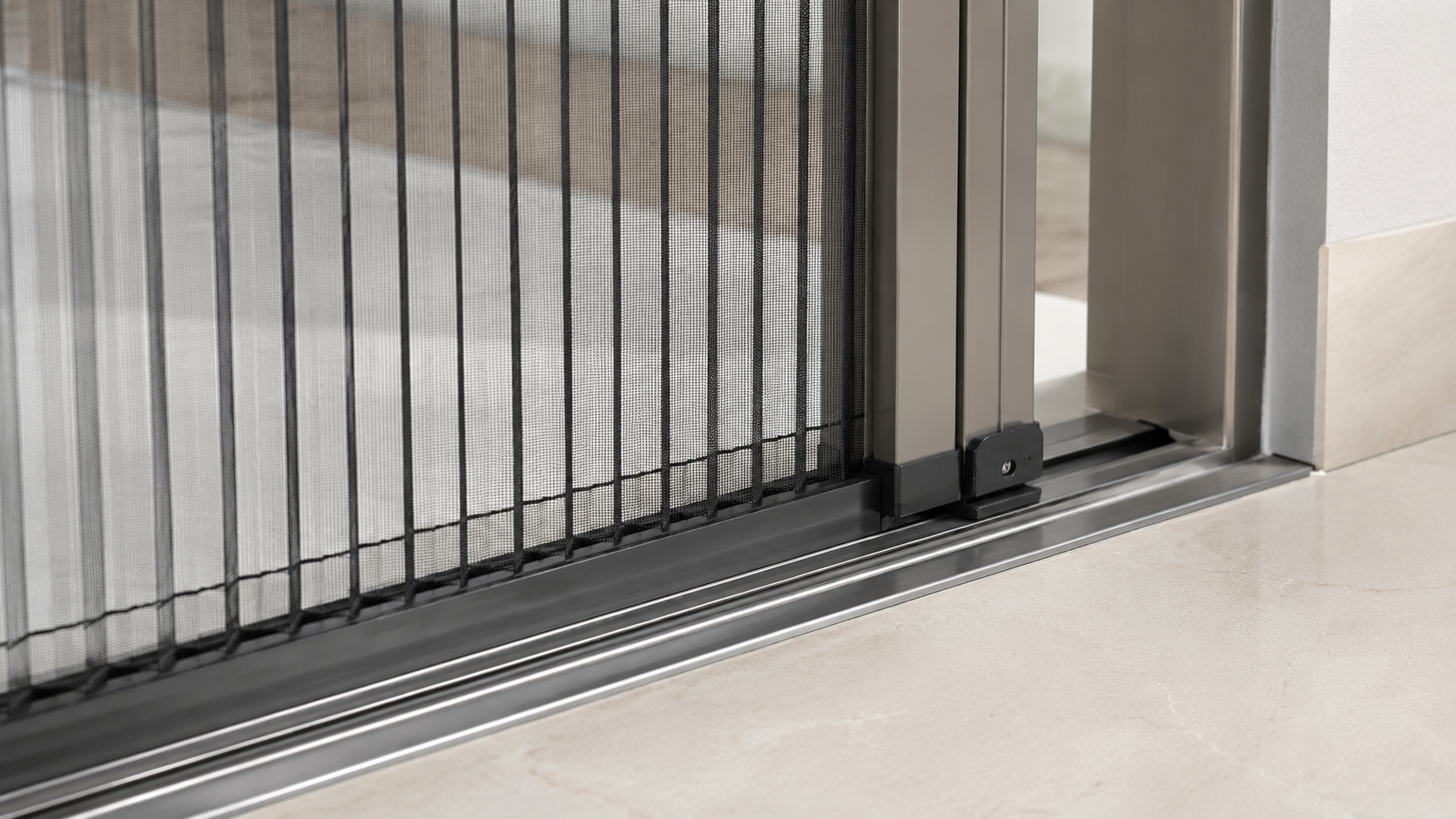 Ảnh 8 Cận cảnh ray dưới và phụ kiện vận hành của cửa lưới dạng xếp