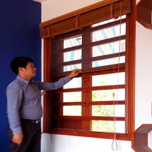 cửa lưới chống muỗi tự cuốn màu vân gỗ